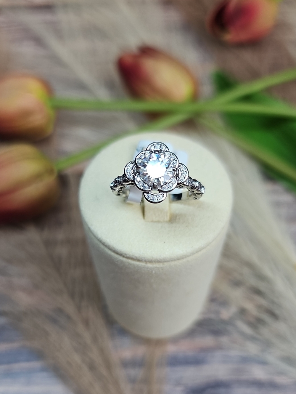 NWT MOISSANITE VINTAGE STYLE FLORAL HALO ENGAGEMENT RING